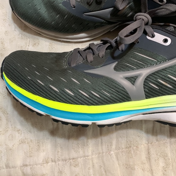Women’s Mizuno wave rider 24 sneakers size 8. Really nice gray and white. - Picture 4 of 5